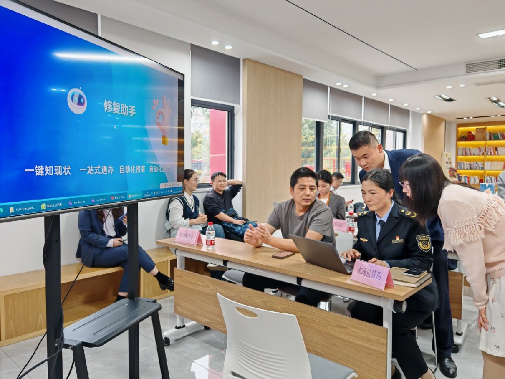 市场监管局工作人员介绍修复助手。通讯员供图
